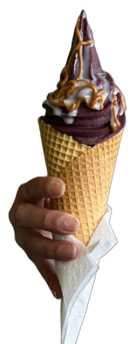 Cono Crunch de açaí con manjar, en la mano