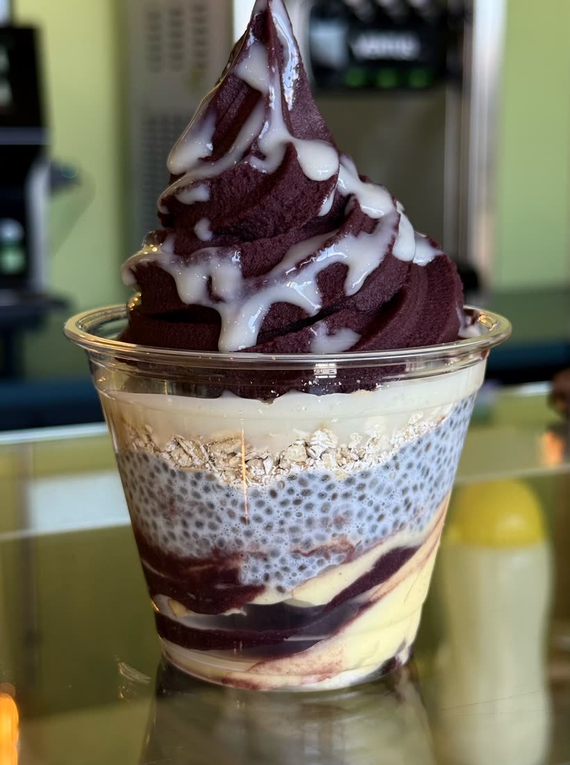 Vaso de açaí con chía pudding, granola y plátano en capas