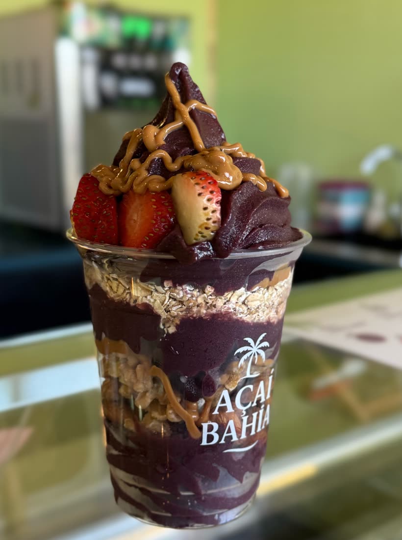 Açaí con frutillas frescas, manjar y granola