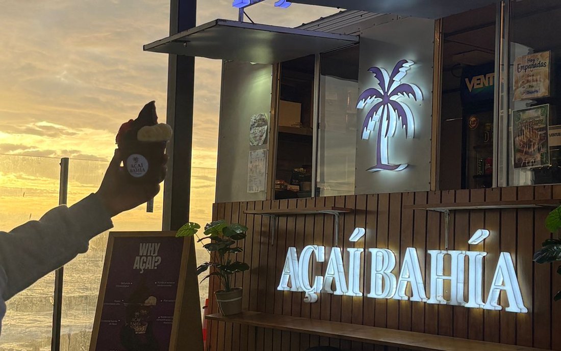 El carro de Açaí Bahía en Antofagasta al atardecer, con el letrero y la palmera encendidos