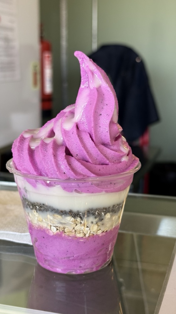 Vaso de pitaya rosado recién servido