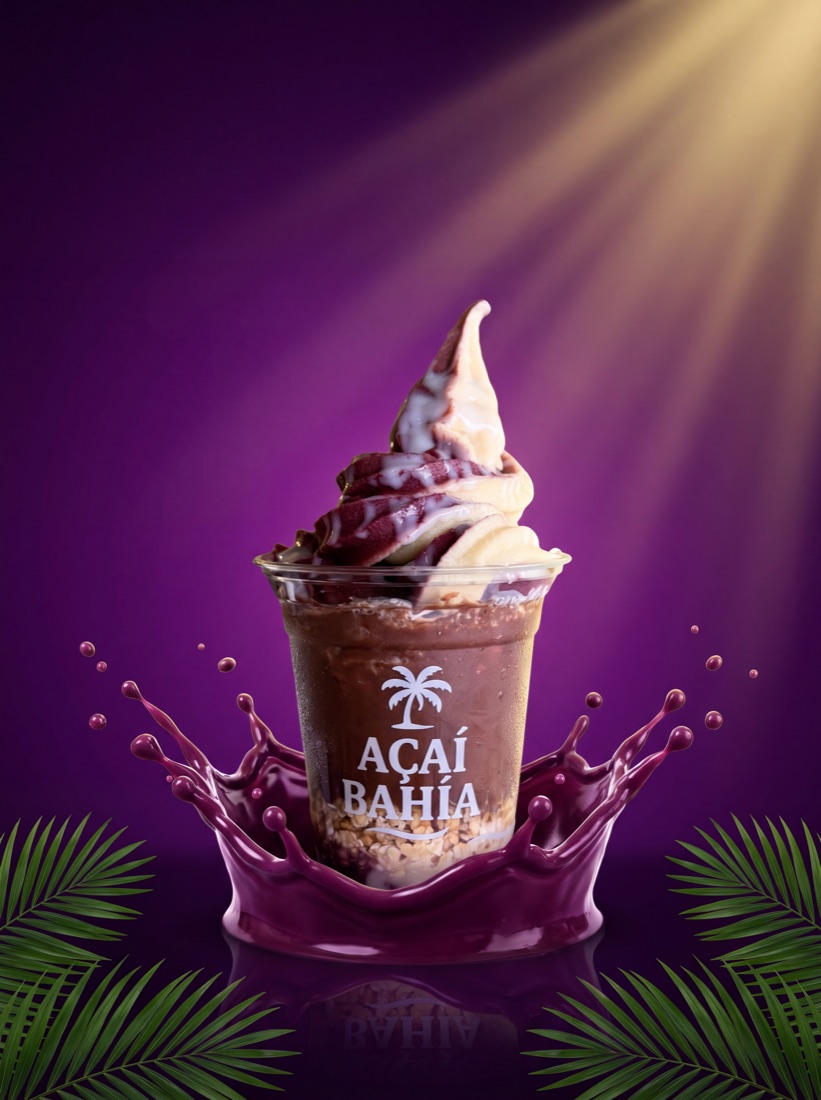 Açaí con granola cayendo en el vaso
